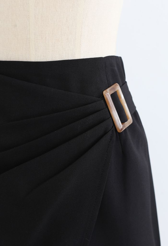Minifalda asimétrica con cinturón fruncido lateral en negro