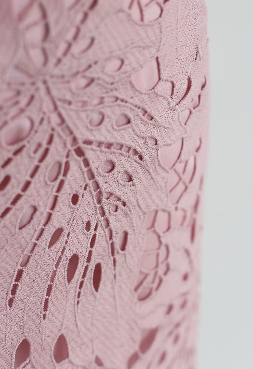 Falda de crochet con hojas alrededor de rosa