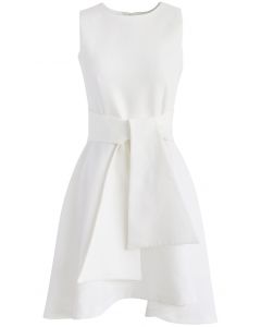 Corbata con vestido sin mangas delicado en blanco