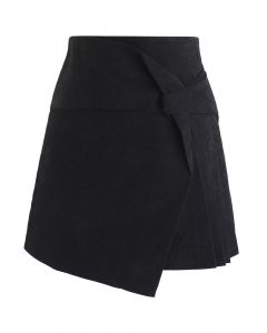 Minifalda plisada con solapa en negro